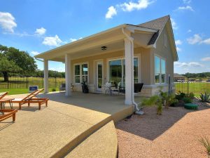 A freestanding pool house for entertaining