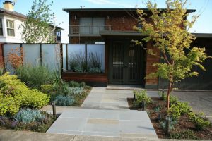 Glass privacy wall as landscape screen