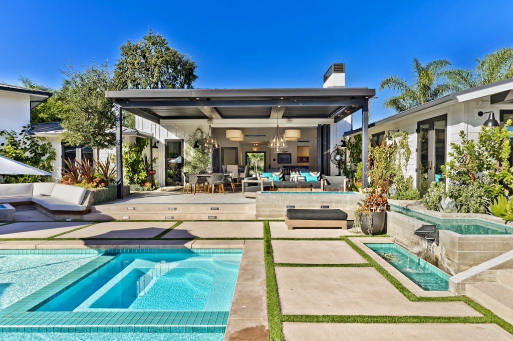 Pergola at pool entryway