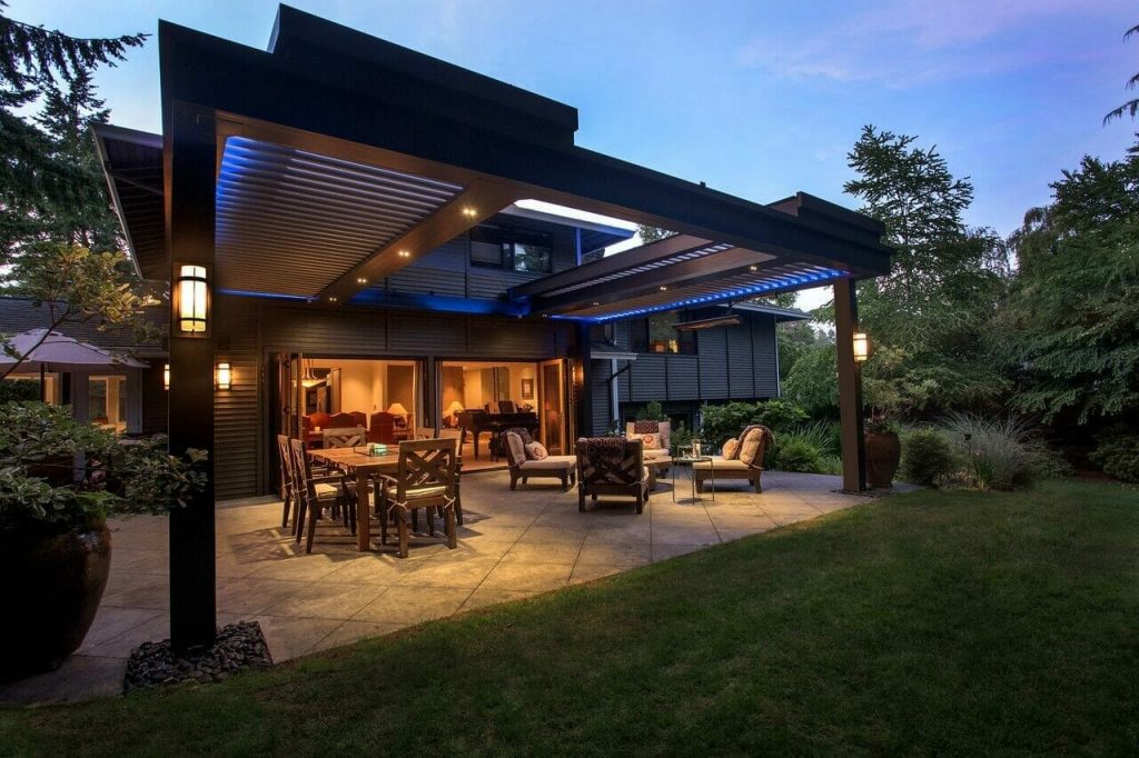 The right lighting sets the outdoor mood