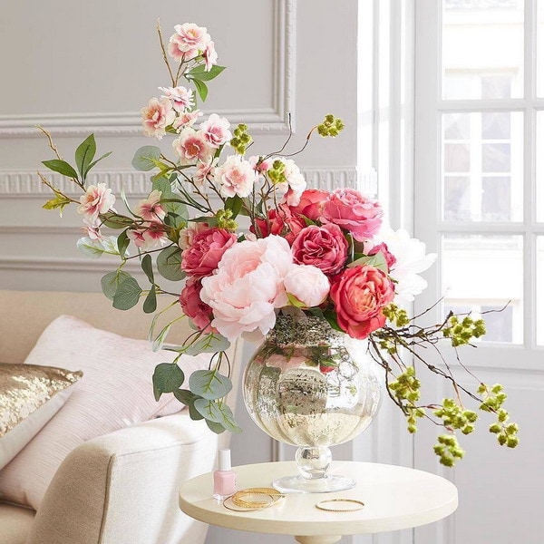 The fashionable asymmetrical bouquet is well suited for modern styles