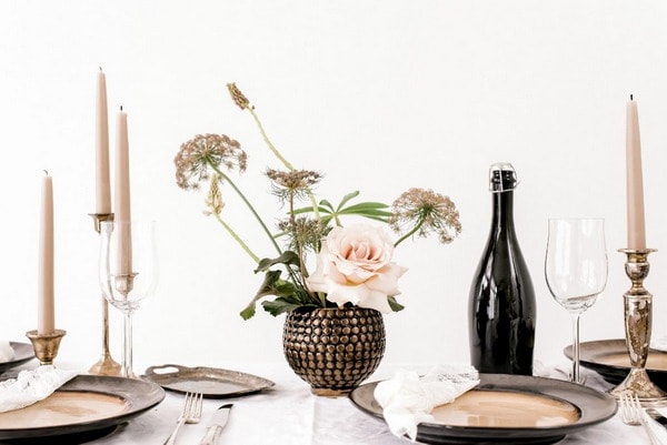 In minimalist interiors, you'll often find arrangements composed entirely of decorative herbs or even single leaves.