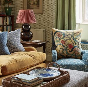 Green doesn't have to be a prominent color to pull other colors together in harmony.