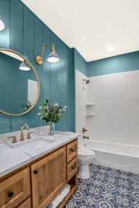 Vining Ivy adds elegance to a bathroom.