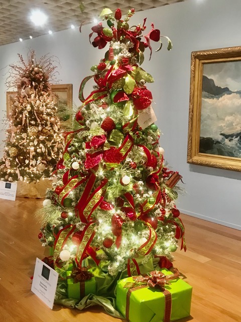 Red and green are a lovely combination to decorate a Christmas tree.