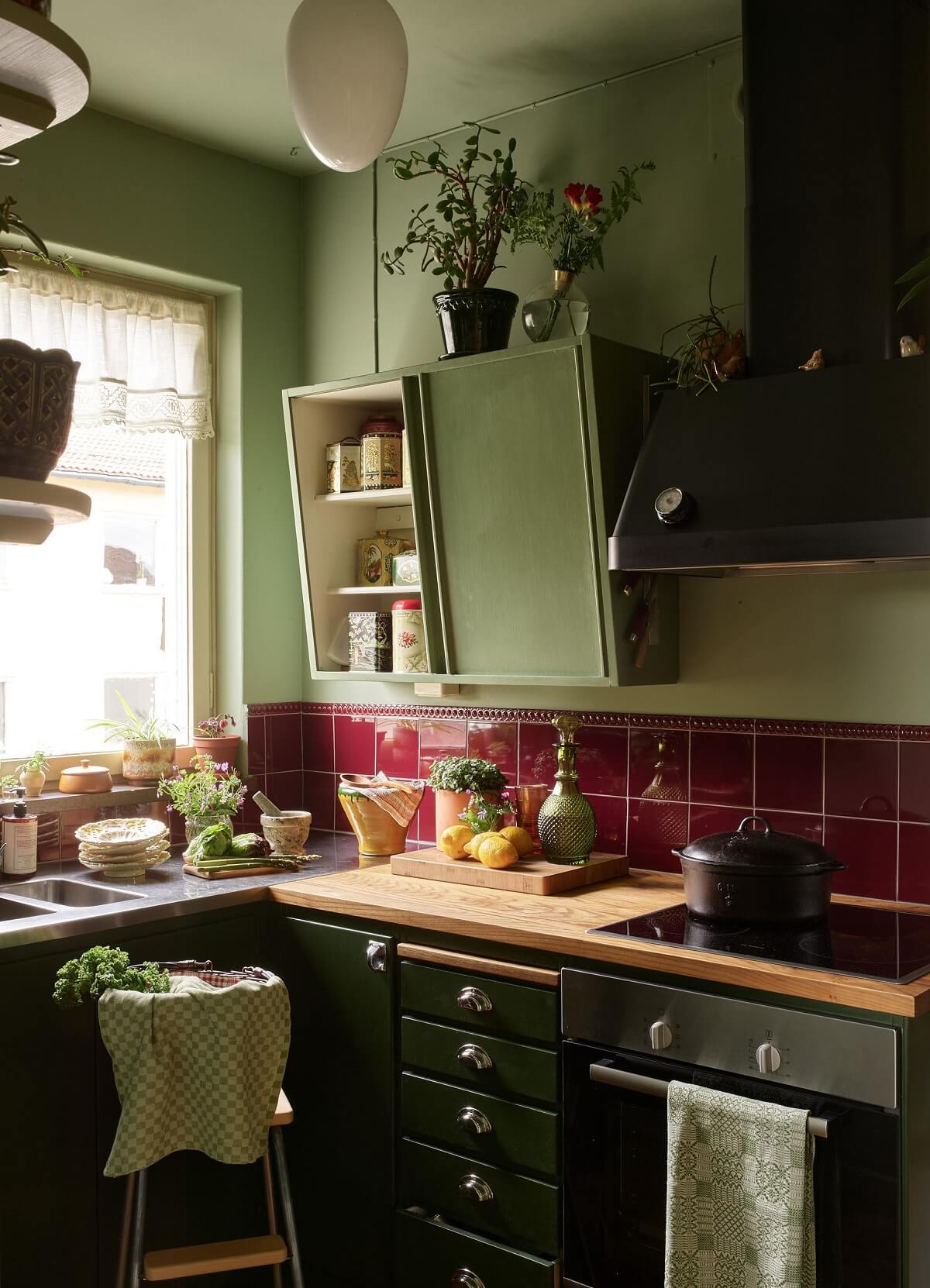 Viva Magenta backsplash kitchen tile.