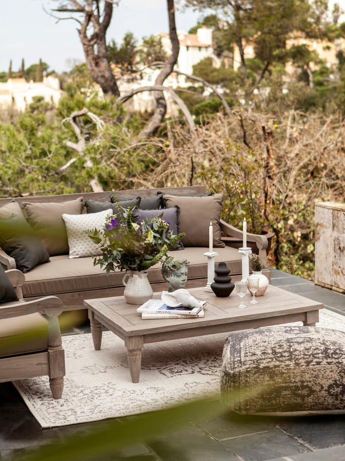 Lighter frame colors with neutral, natural finishes give your outdoor space a modern and breezy feel with a touch of sophistication.