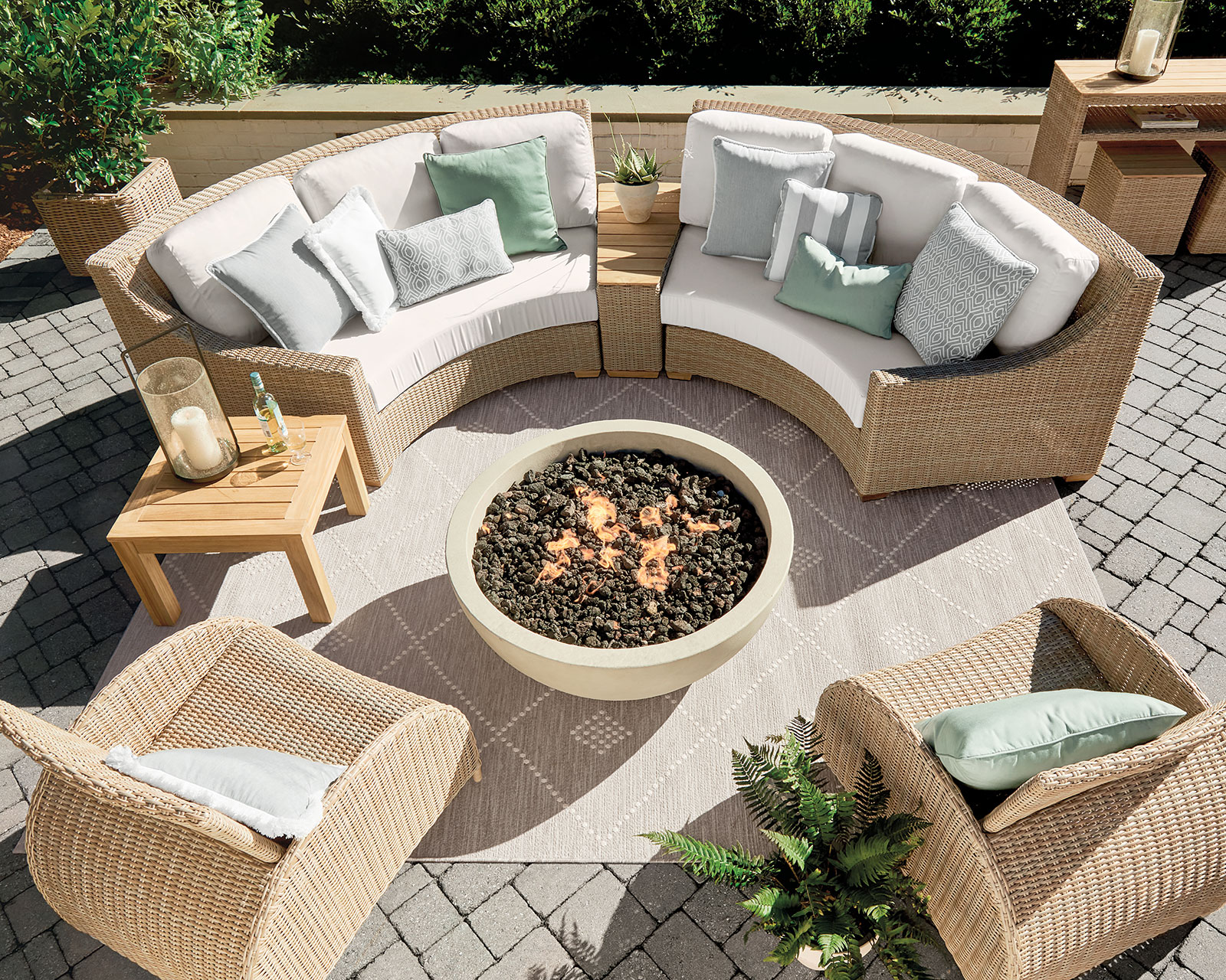 Larger dining and seating groups accommodate more outdoor entertaining.