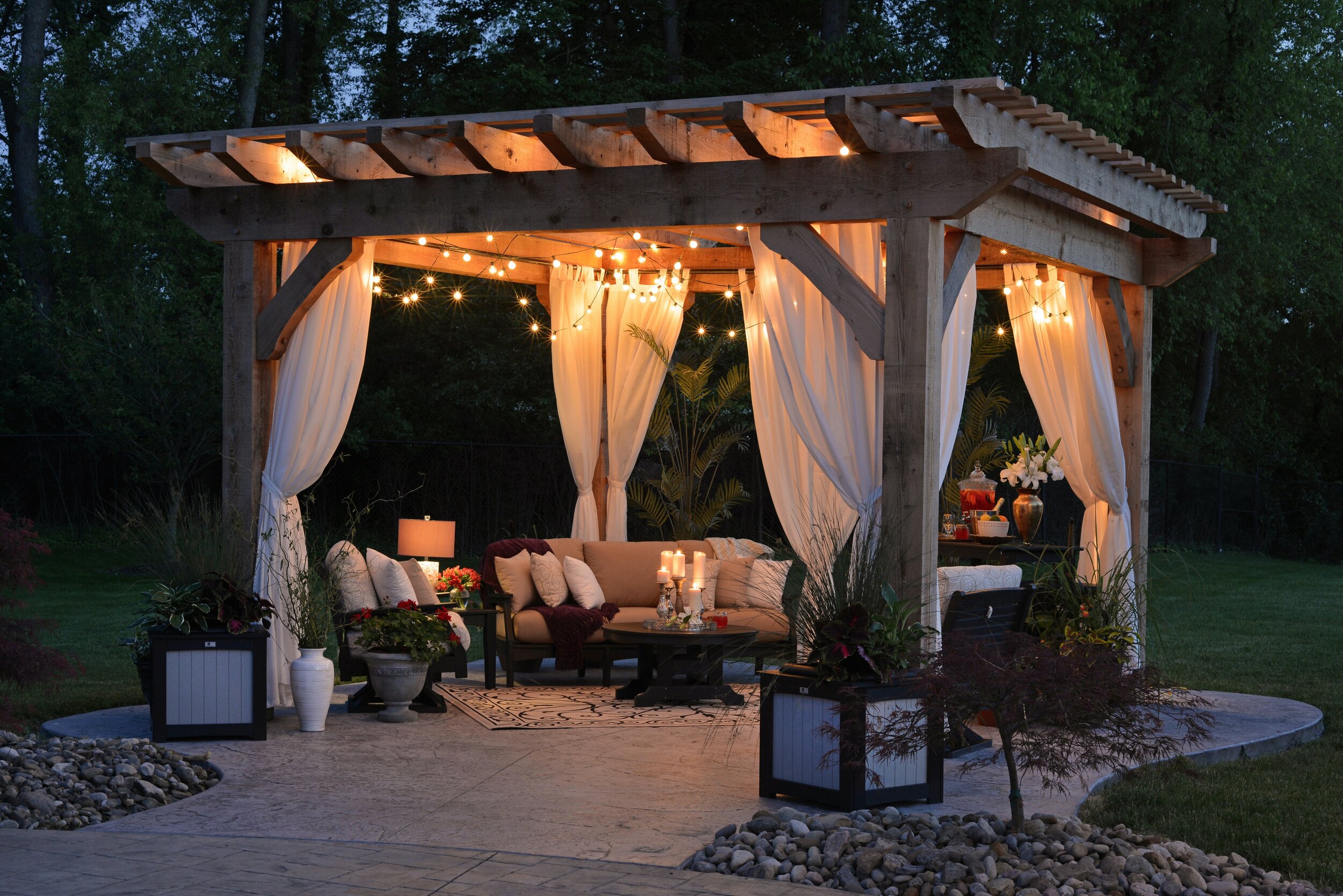 Pergolas are an entertainer's dream.