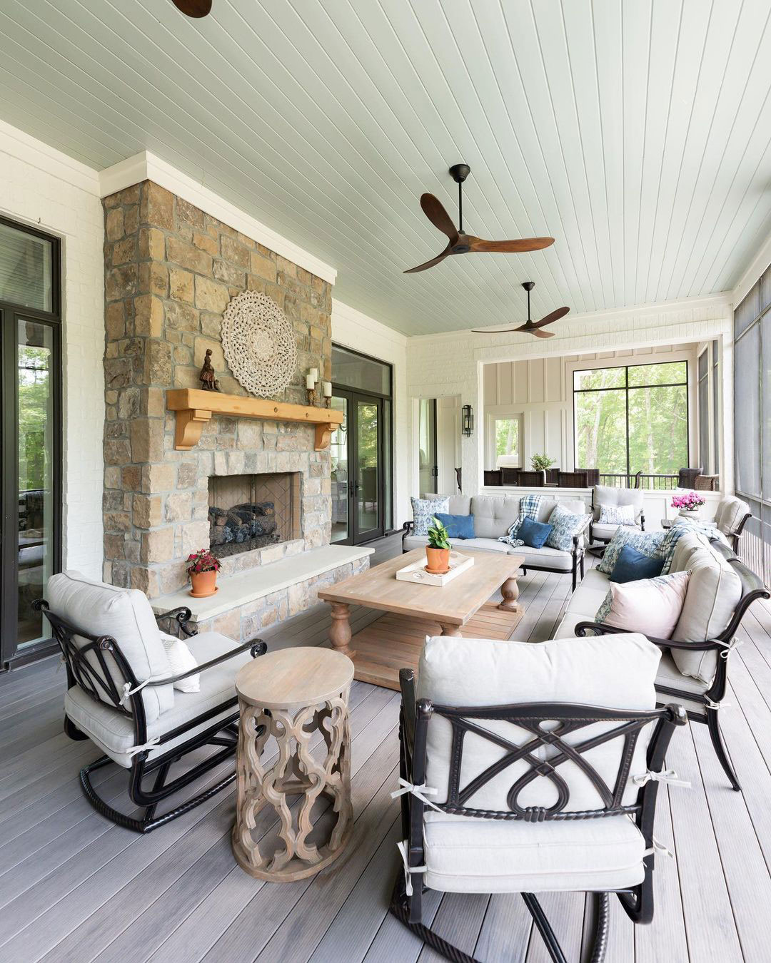 The cool, calm pale green of a Quietude-painted ceiling adds a refreshing coolness to the space.