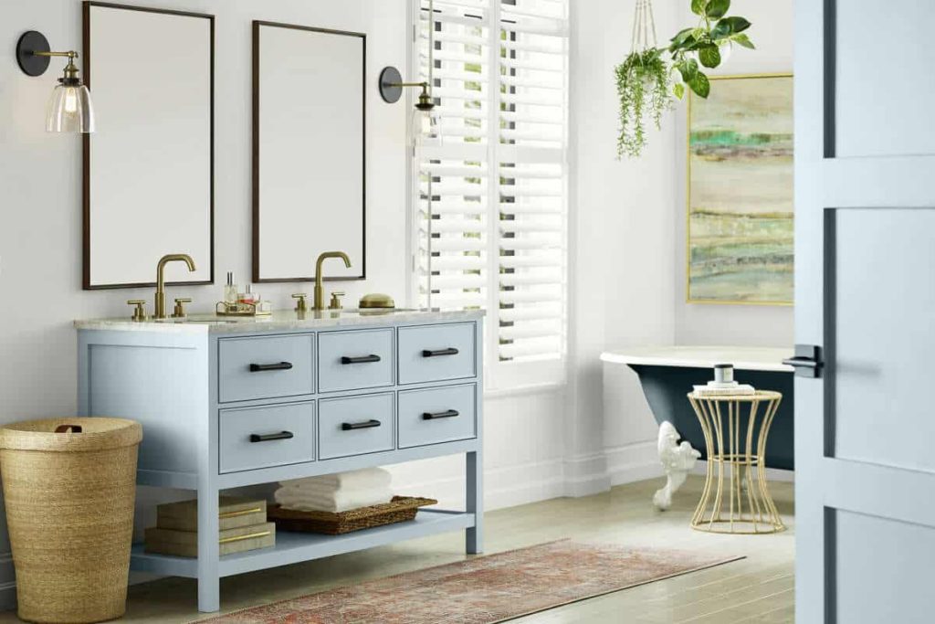 Upward as an accent color in the bathroom.