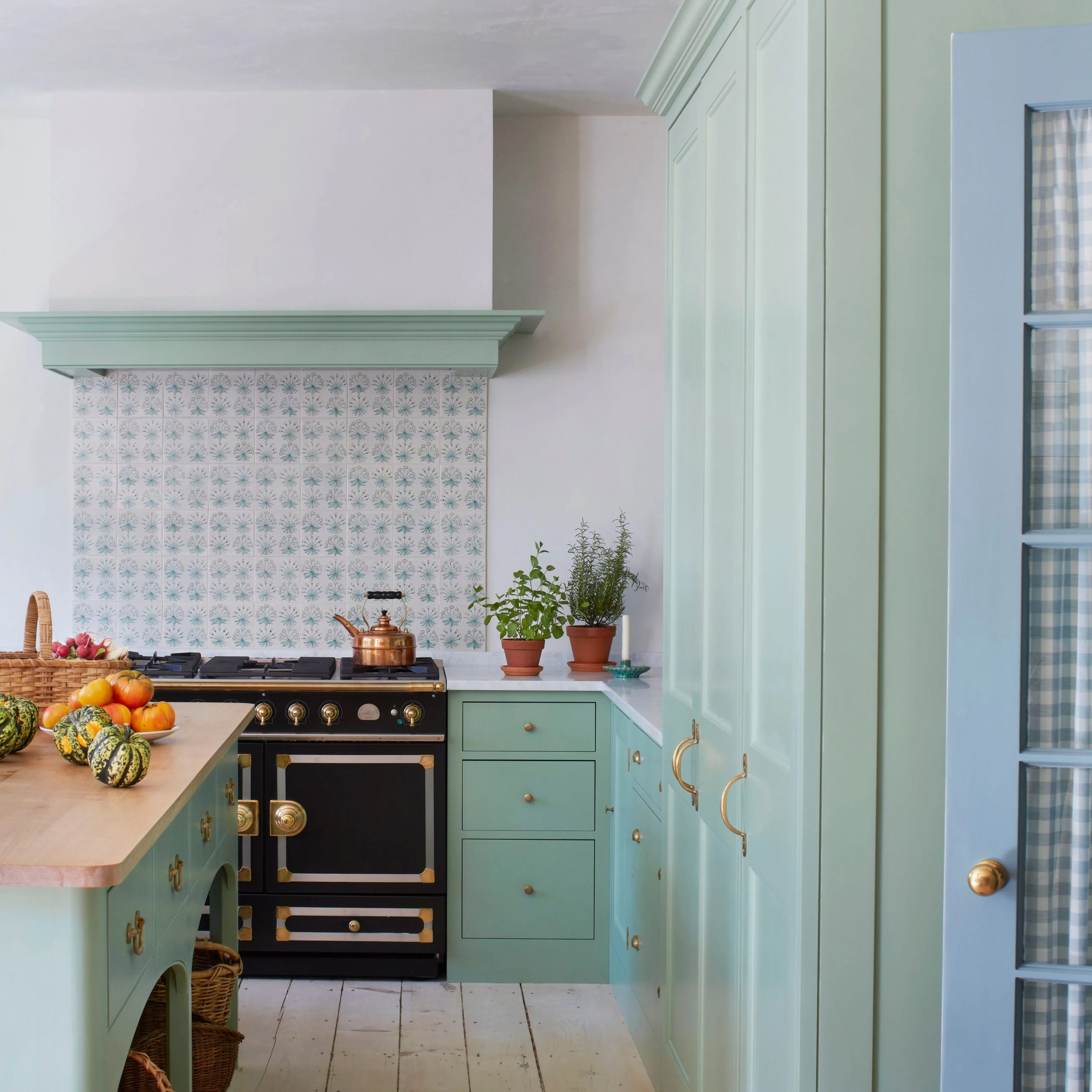 8 trends kitchen Soothing, natural green is one of the 2024 interior design trends.