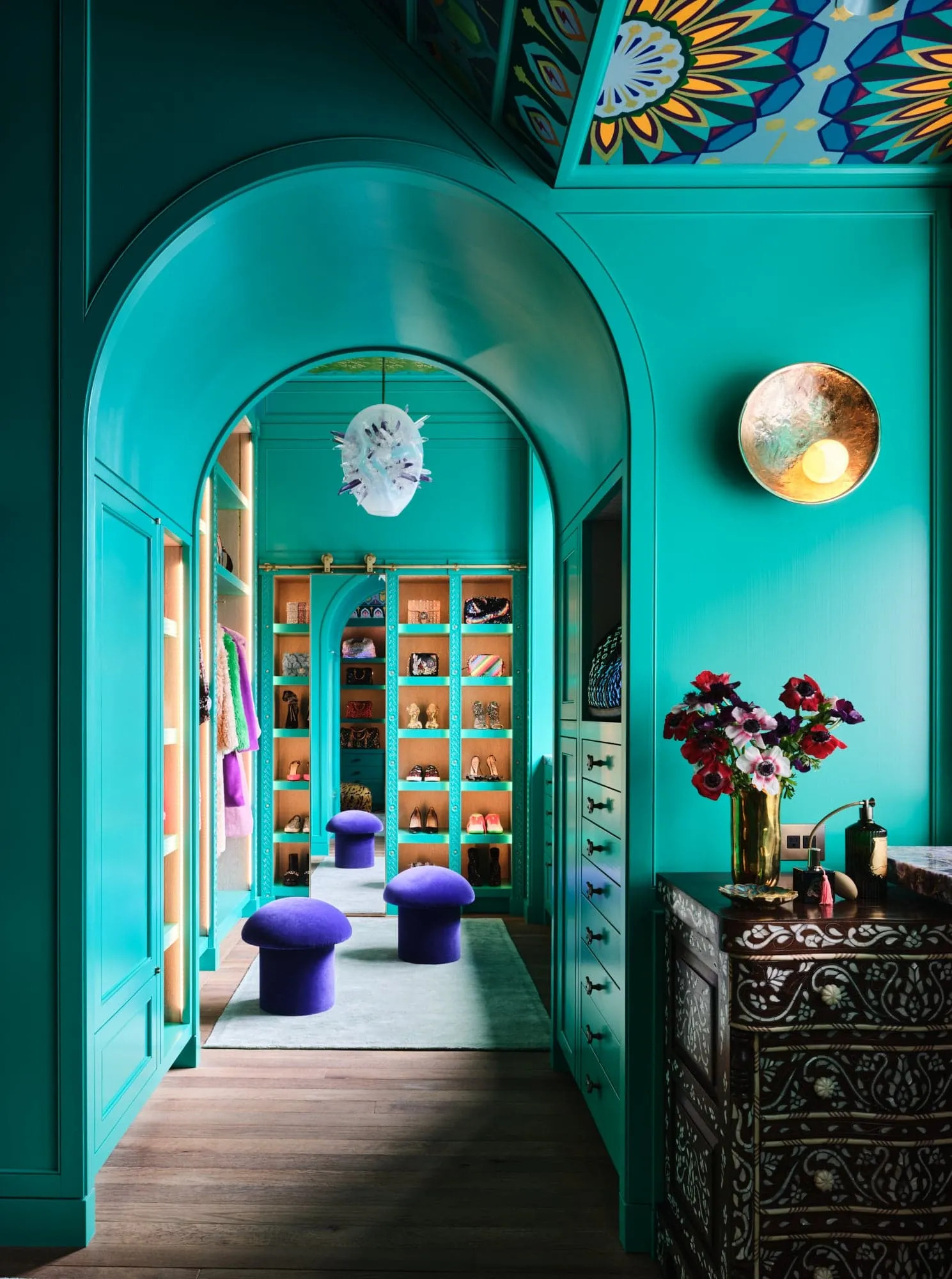 Closets_Nicole 20Hollis_1stDibs 2050 20Designer 20(1) Luxurious walk-in closets are among 2024 interior design trends.
