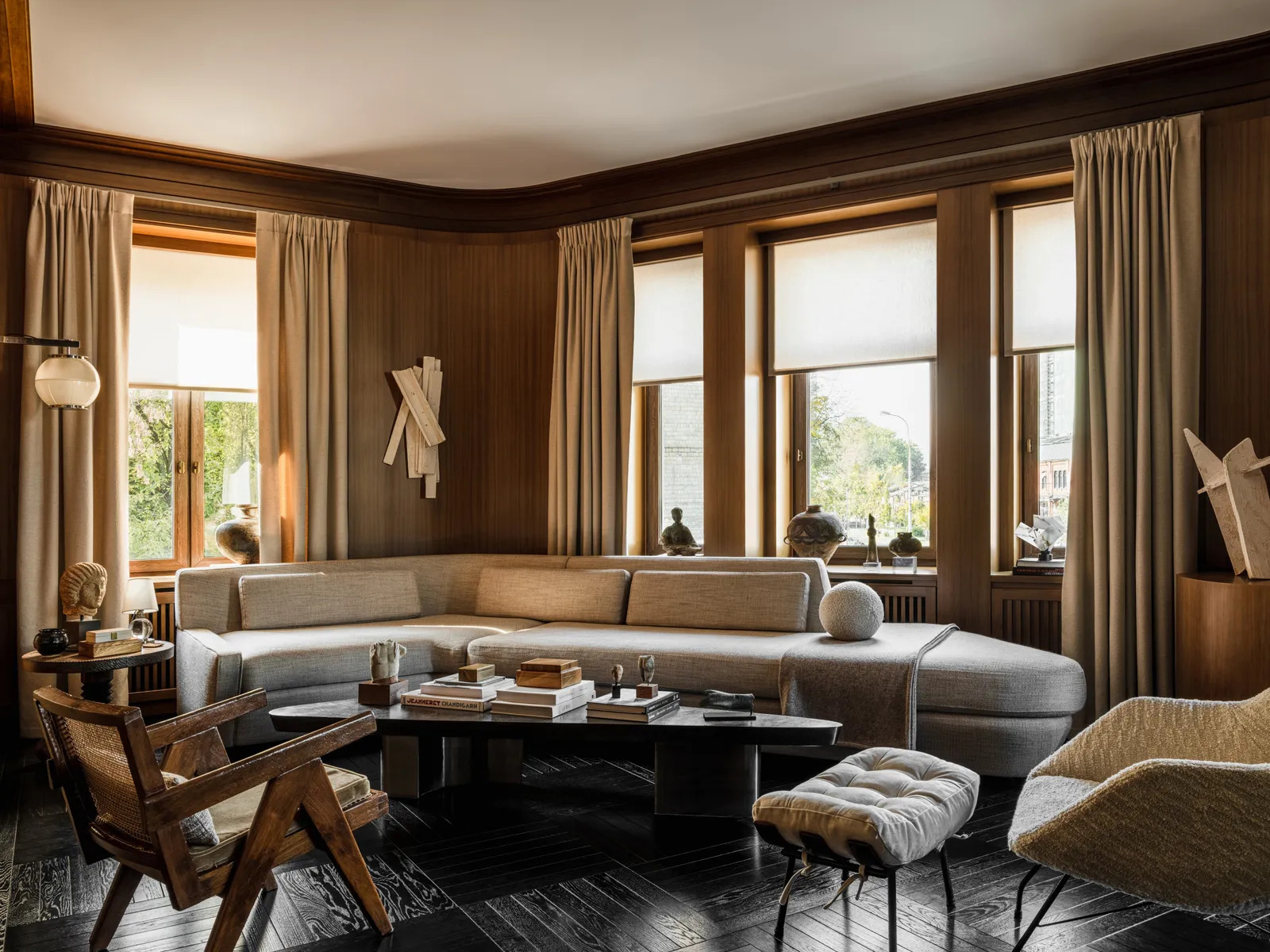 Dark 20brown_chocolate_Irakli 20Zaria 20Interiors_Irakli 20Zaria 20(1) Chocolate brown is one of the 2024 interior design trends.