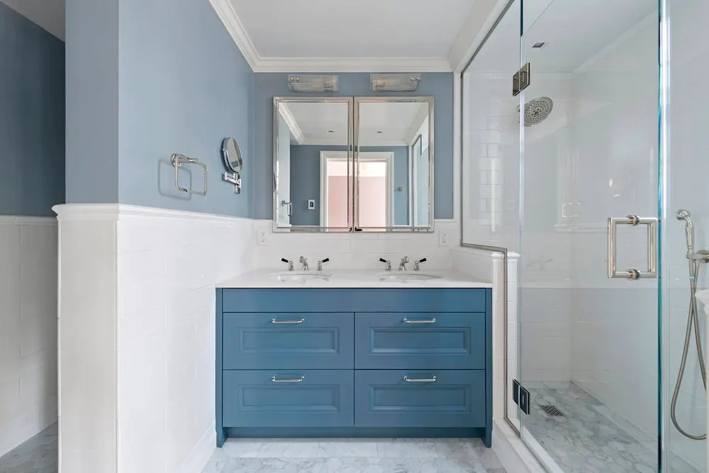 Forbes_2024DesignTrends_AnnaKarp_Blues Calming blues are one of the 2024 interior design trends.