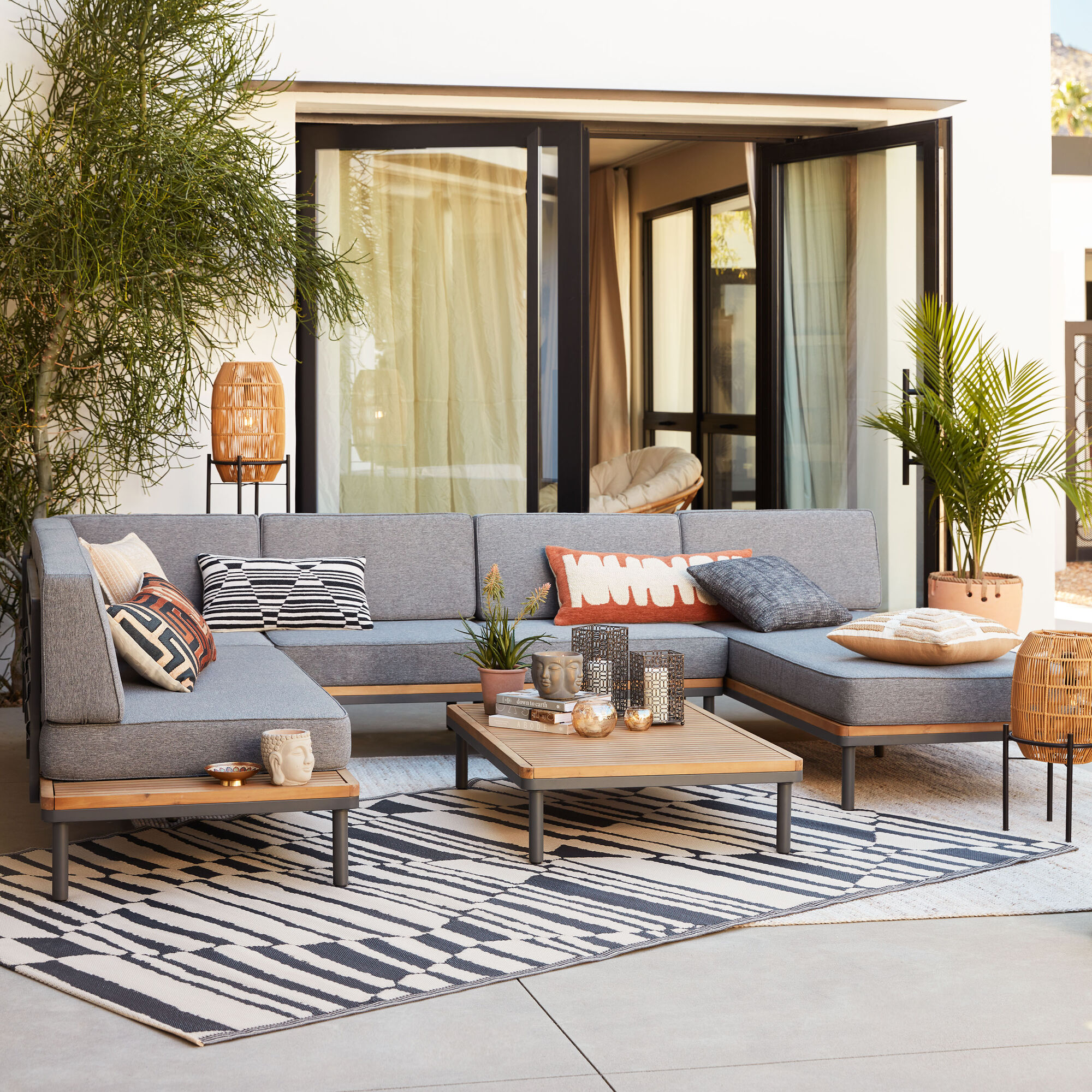 122044_XXX_v2 Rugs are a fun and easy way to brighten your outdoor living space.