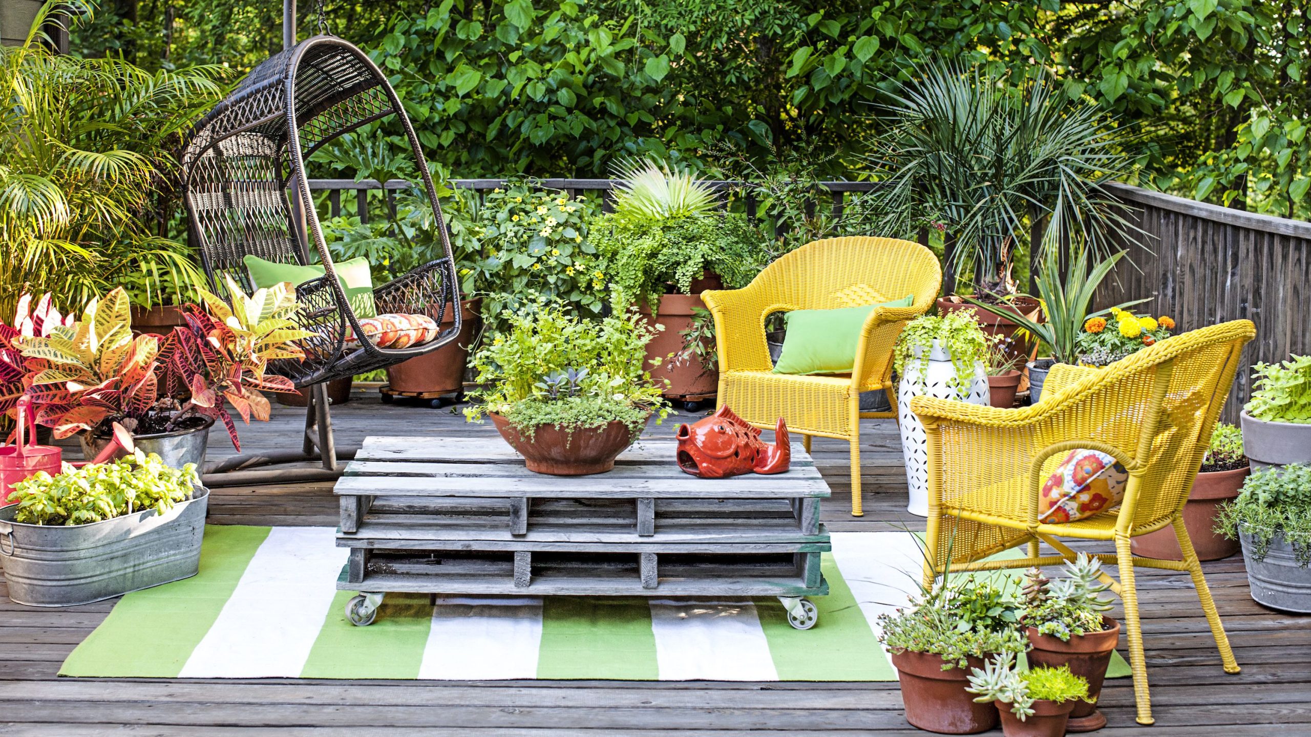oversize-planters Late spring is the best time to mulch your planters, pots, and containers.