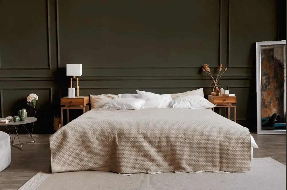 roycroft-bronze-green-sw-2846-2_opPeUro Roycroft Bronze Green deepening bedroom walls.