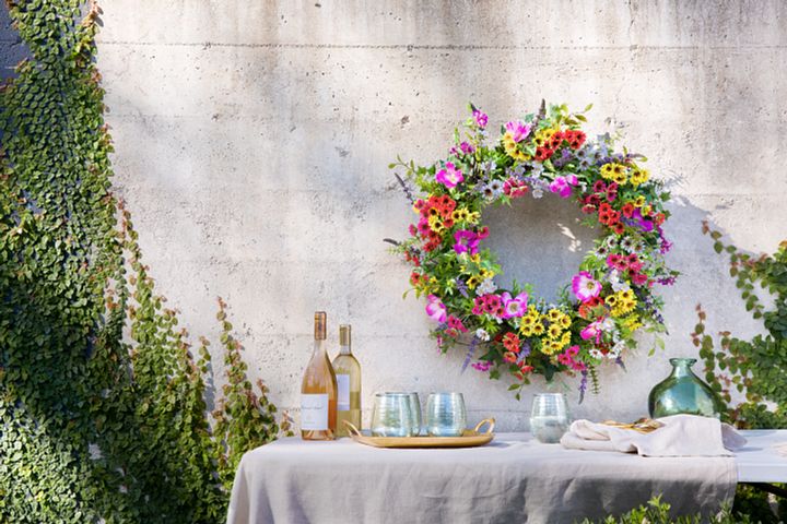 11_FLR-1641024_Outdoor-Meadow-Wreath_Desktop-SubMarquee_v1 Dazzle your guests with drinks and a charming dessert station.