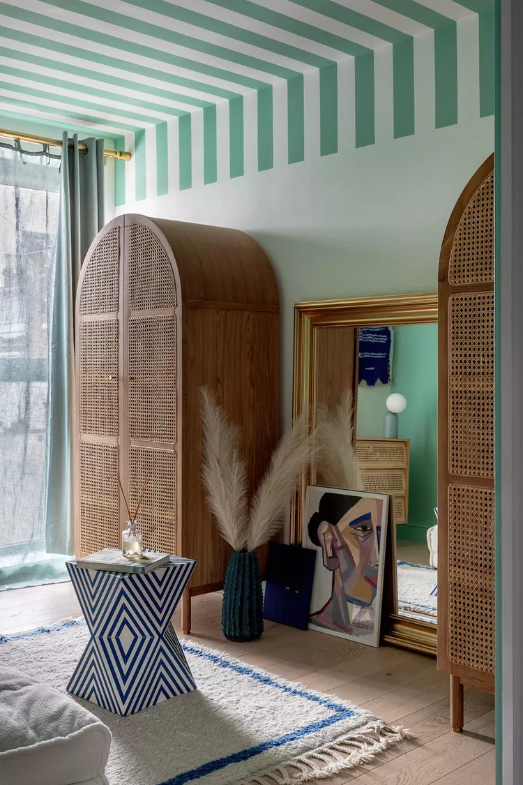 Dopamine decor can have natural and retro elements mixing with bright colors and bold patterns.