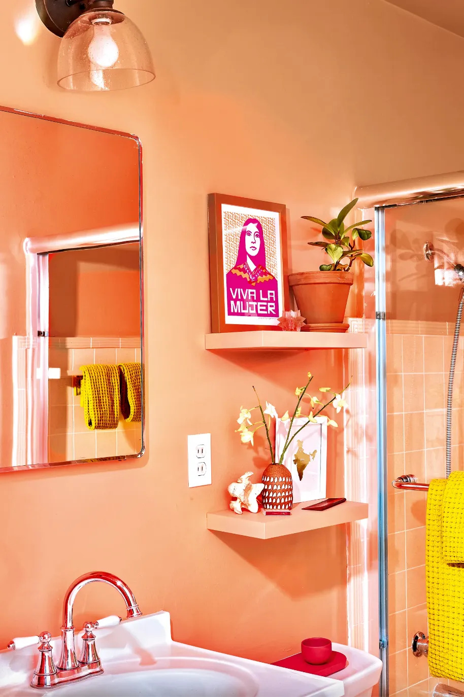 Big color is a feature of dopamine decor.