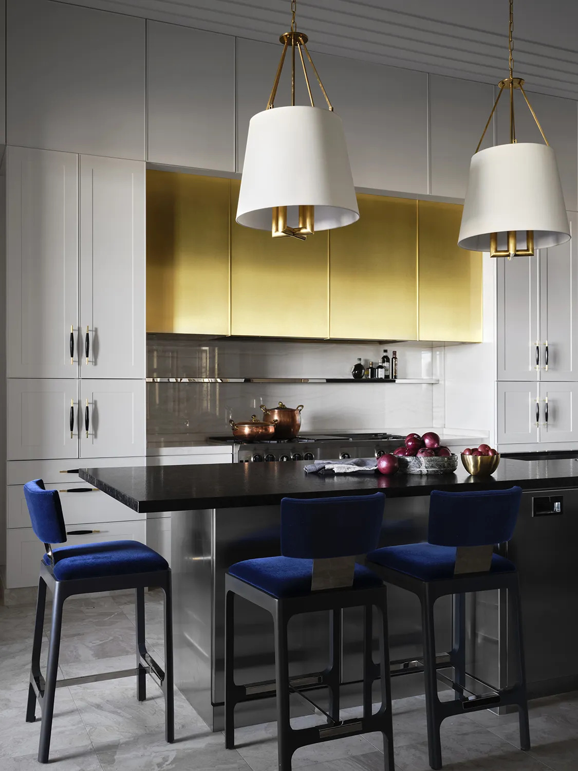 The drama shiny black kitchen countertops bring is sought after again, the sense of pure luxury and sophistication.