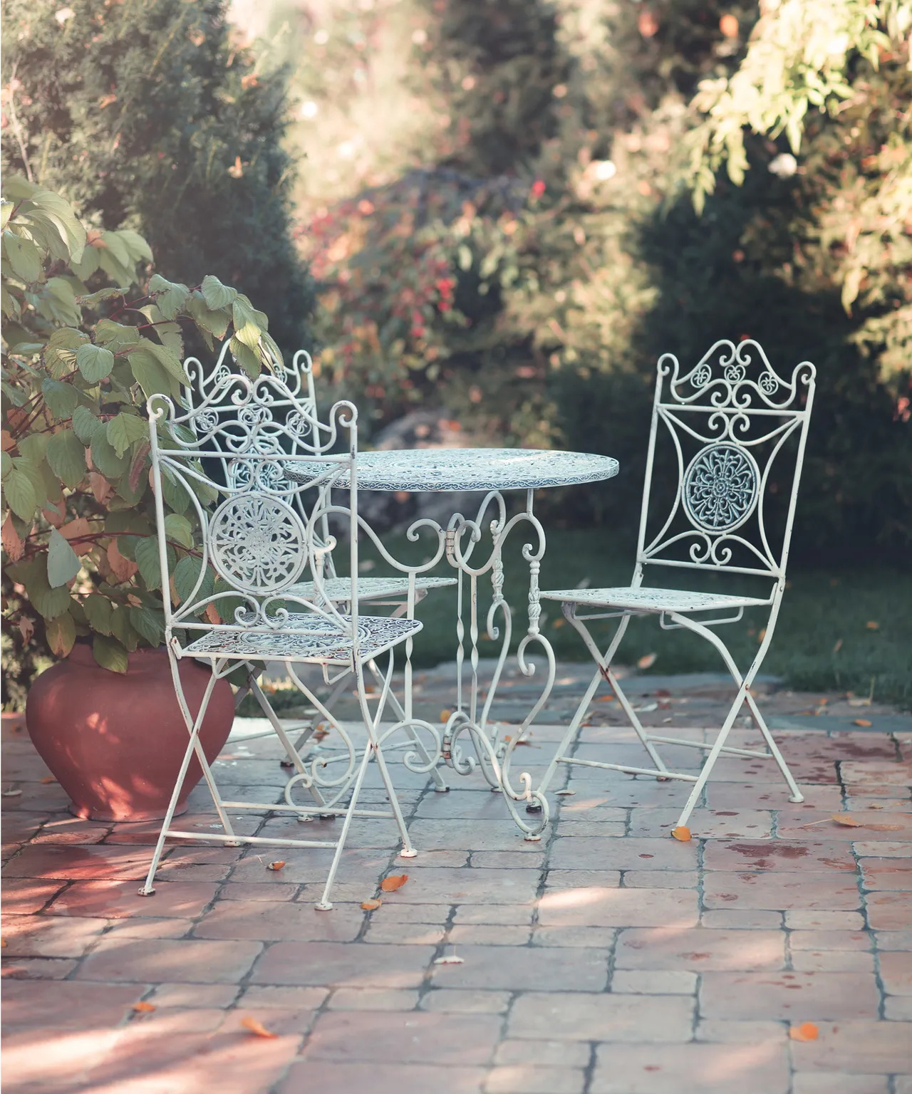 For a Mediterranean touch, designers say to choose classic metal furniture.