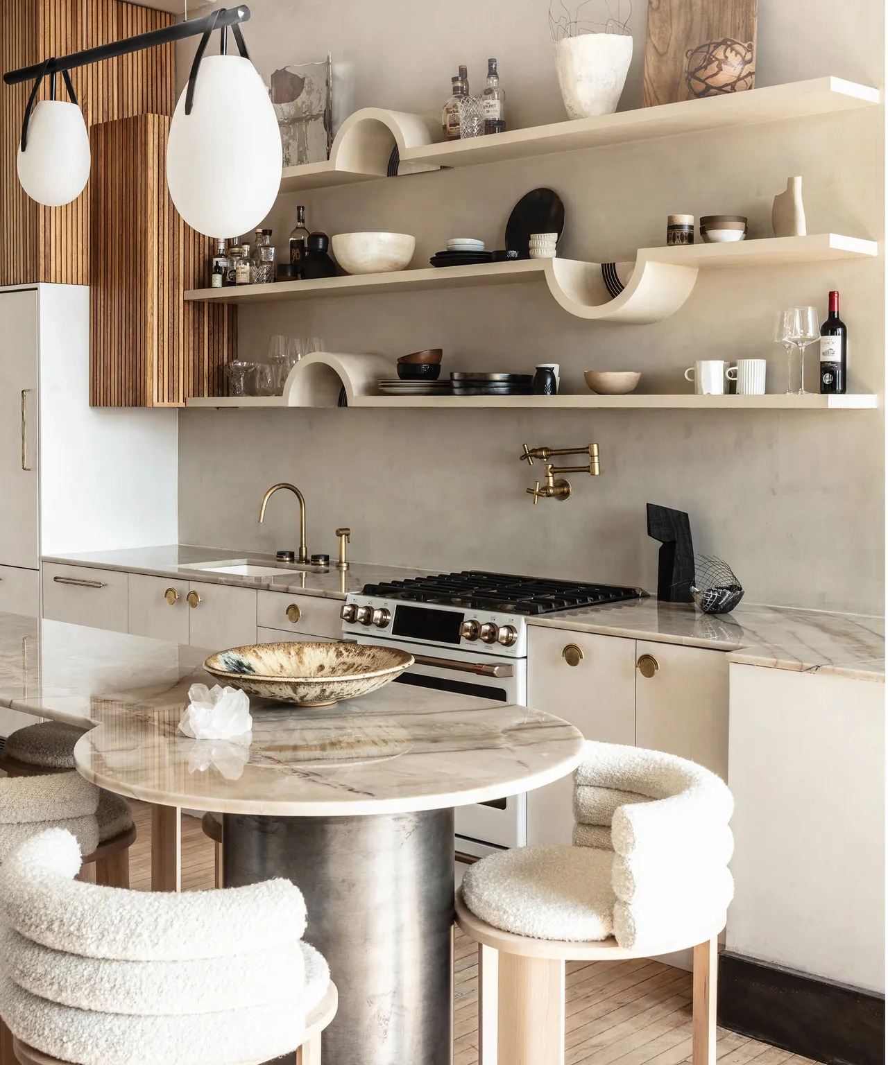 In 2025, open shelving isn’t just functional—it’s also a design statement.
