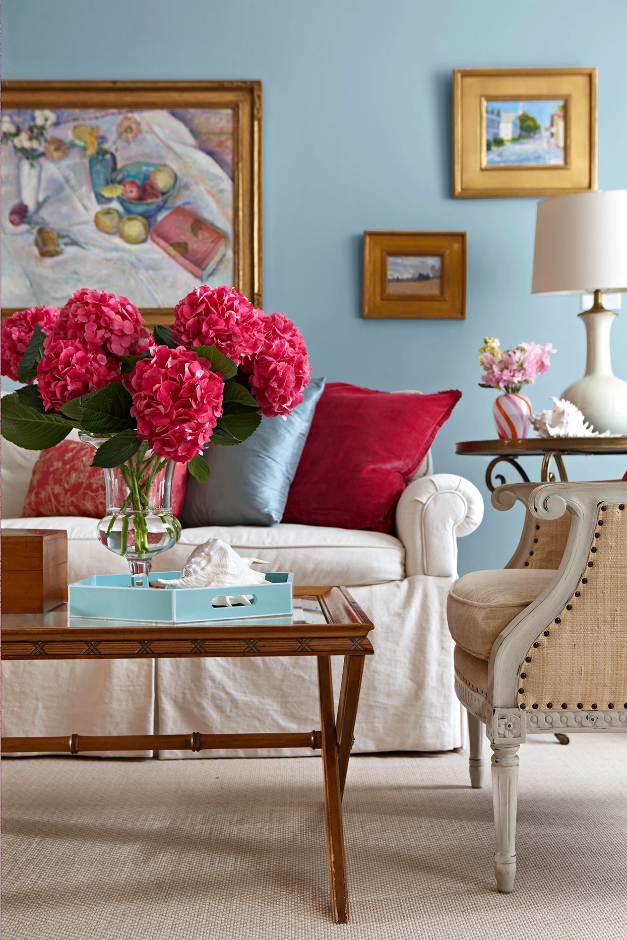 Choose light shades of blue when decorating with blue and red.