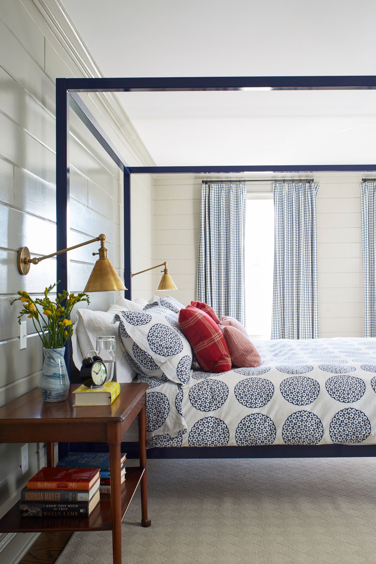 Try blue and red in the bedroom for a cozy feel.