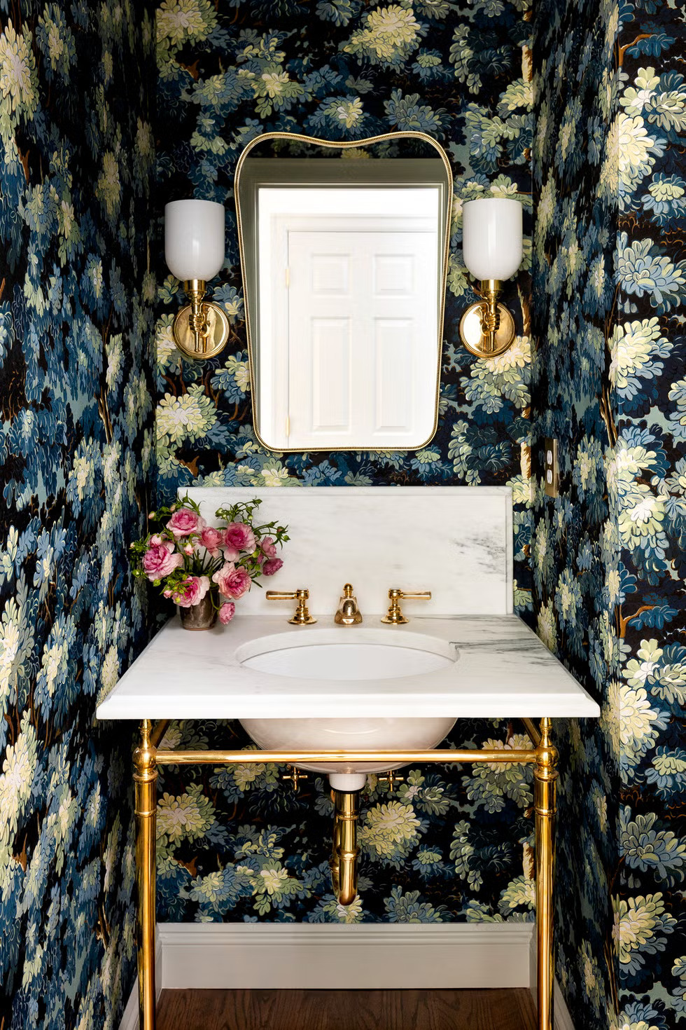 To embrace this trend, choose a wallpaper that reflects your personal style while complementing the existing elements of the space.