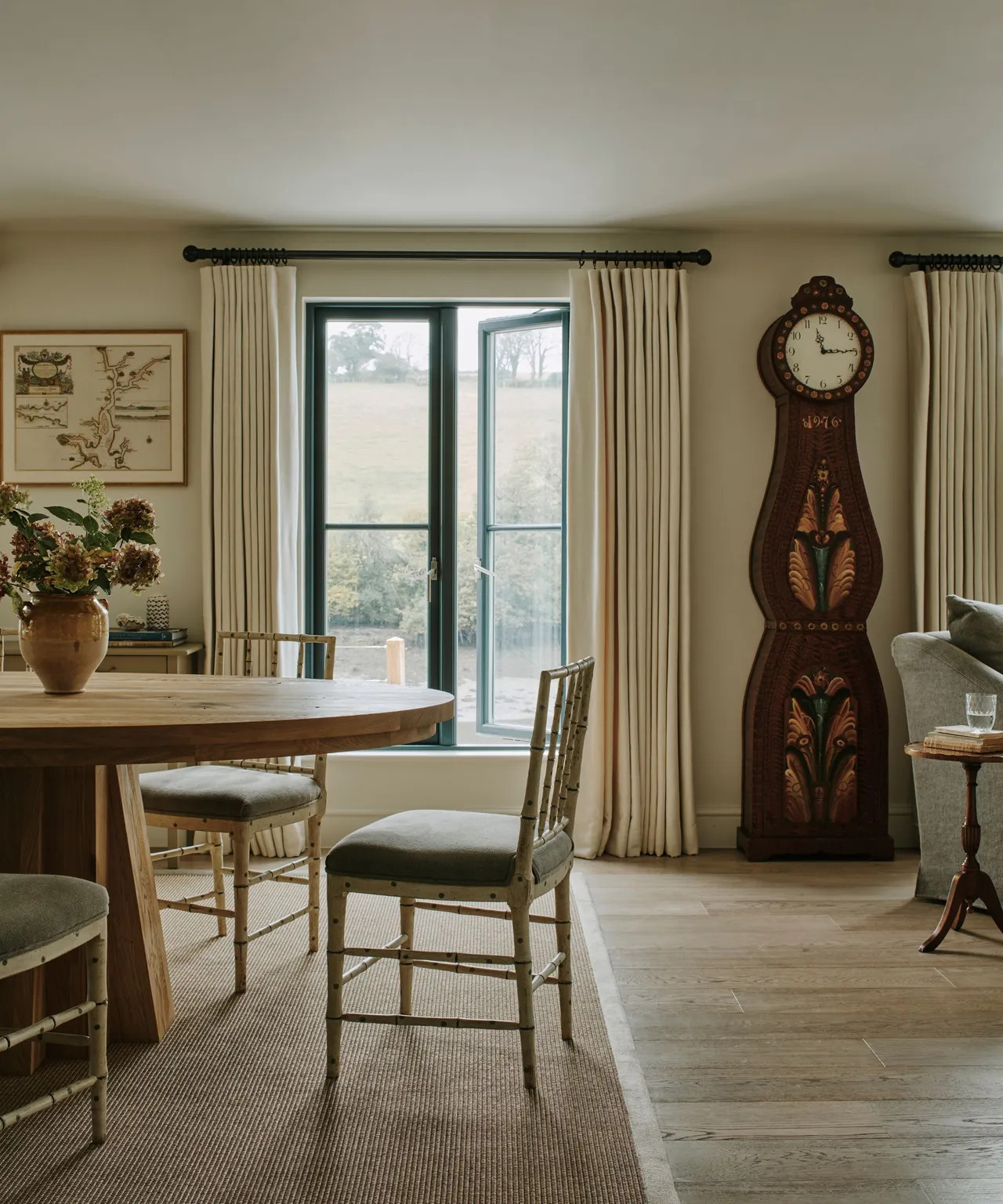 Due to its popularity in the 18th and 19th centuries mostly in Georgian and Victorian properties, mahogany is often associated with historic homes and traditional style.
