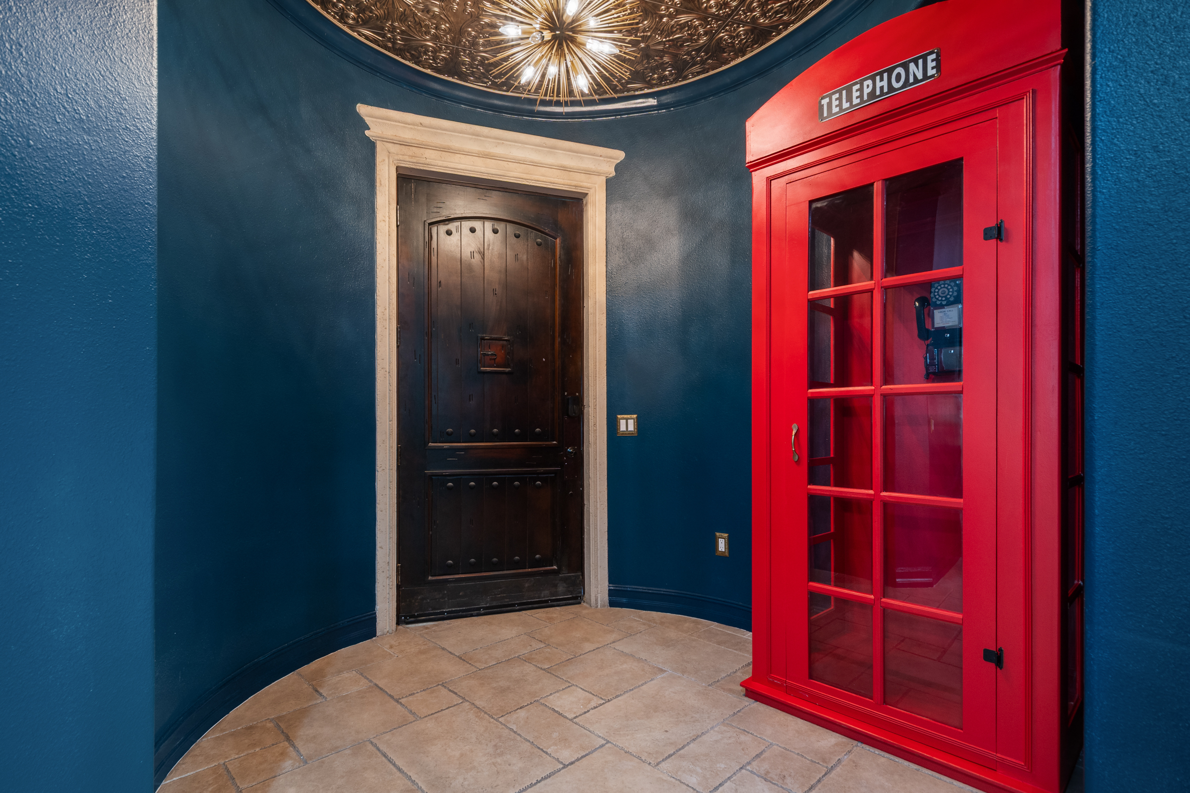 Hollywood Glam entry secret booth